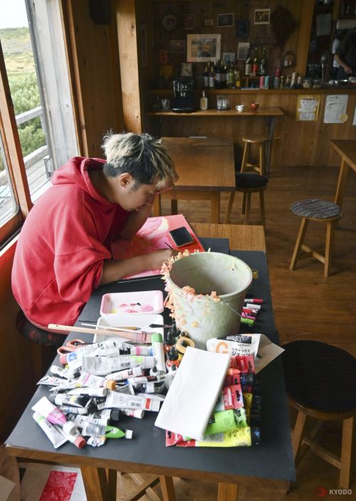 một nghệ sĩ đang tạo tác phẩm